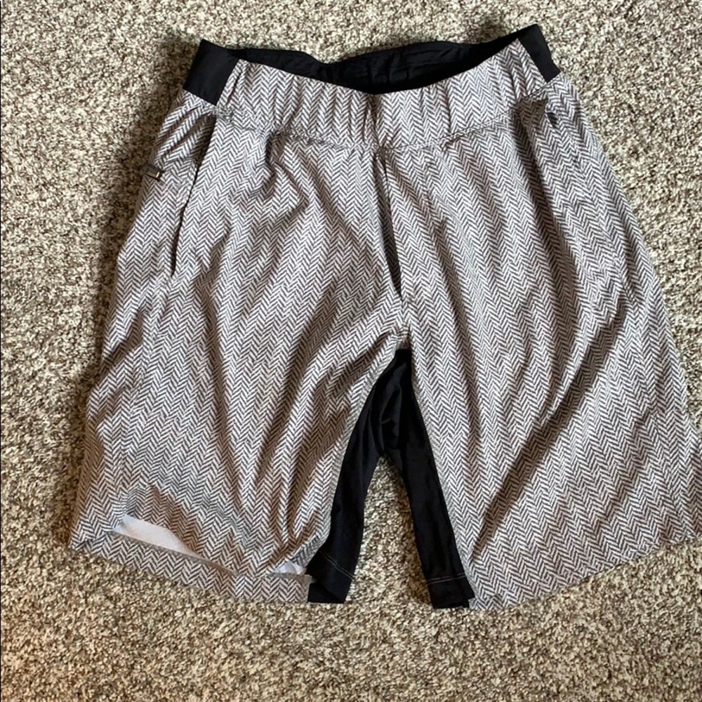 Men’s LuluLemon 9 inch *Lux-Liner* shorts